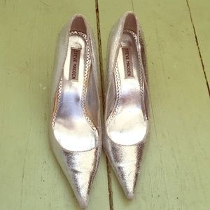 SOLD-STEVE MADDEN DARRING SILVER/CRACKLE PUmp